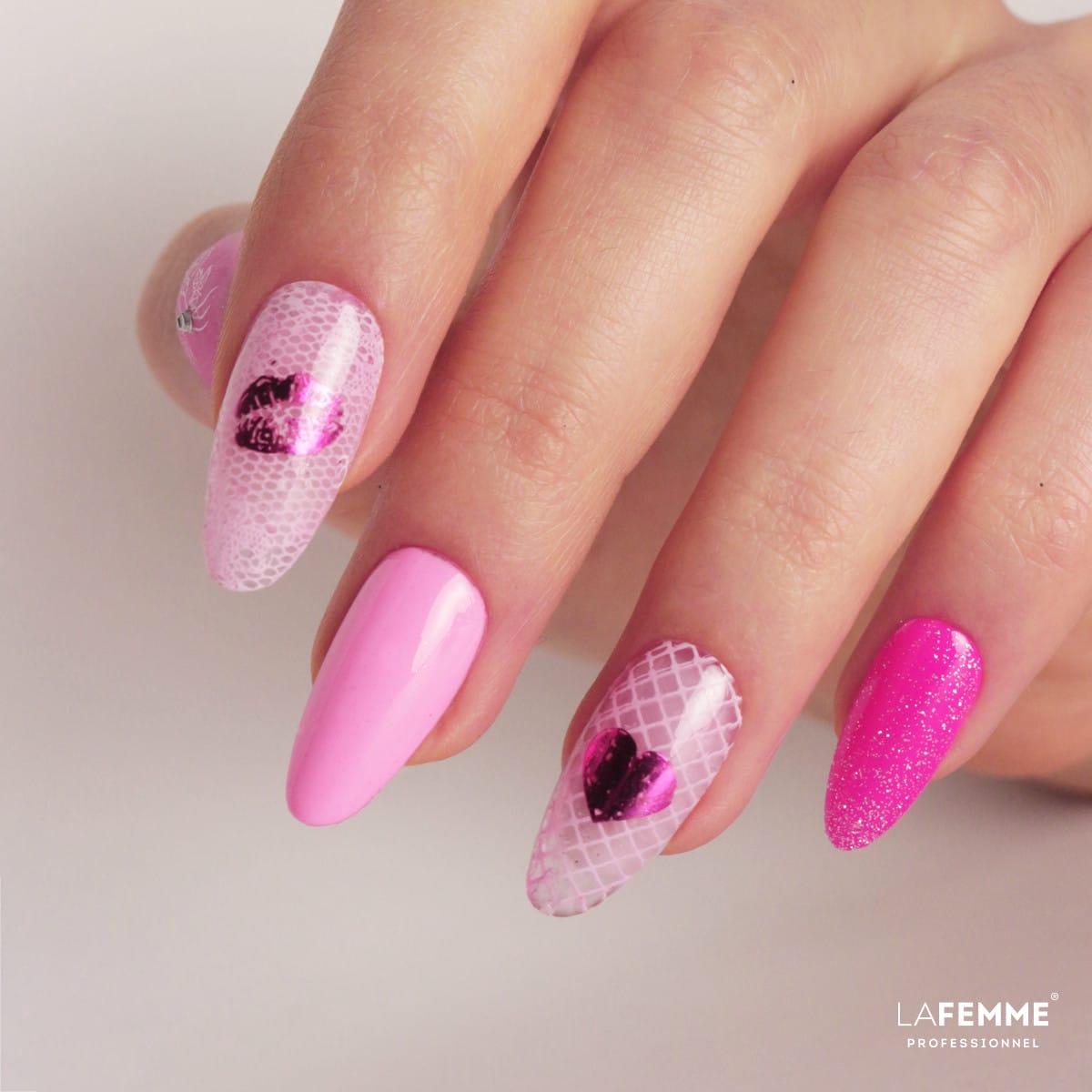 smalto semipermanente rosa stamping nailart sanvalentino manicure