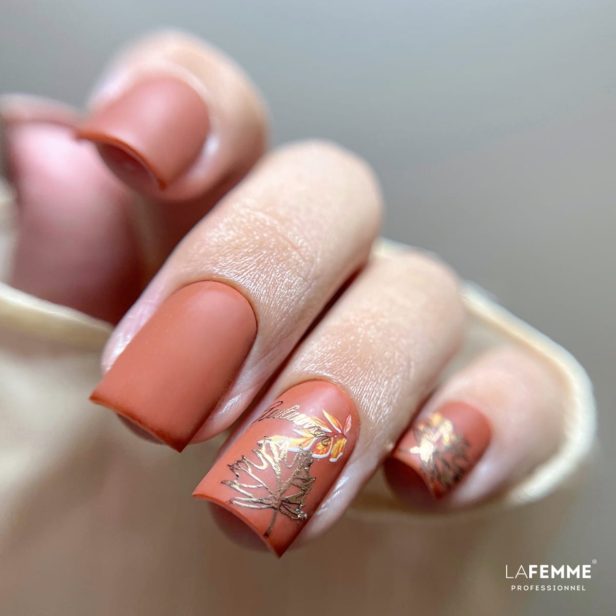 h343 matt piastra 83 fall in love foil 02 Nail art autunno dettaglio adesivo foglia encanto flamenco